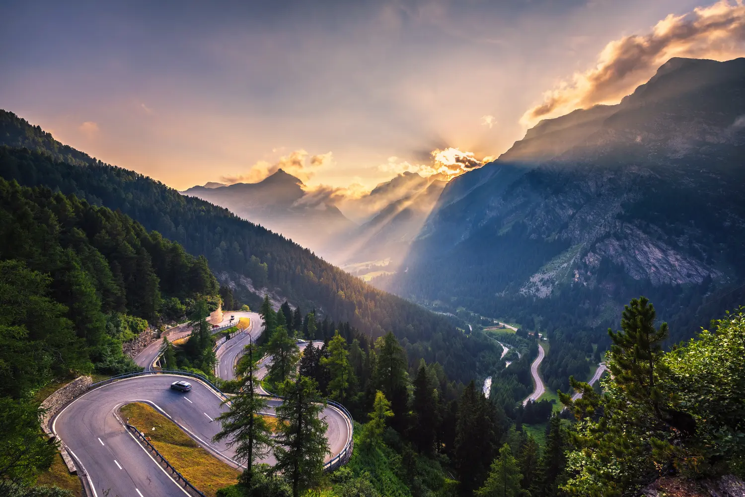 Malojapassstraße in der Schweiz bei Sonnenuntergang